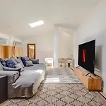 Newly Renovated | By Airnest Villa