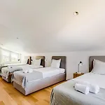 Newly Renovated | By Airnest Charneca (Setubal)