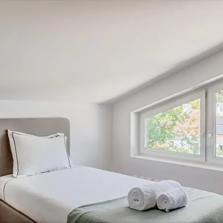Newly Renovated | By Airnest * Charneca (Setubal)