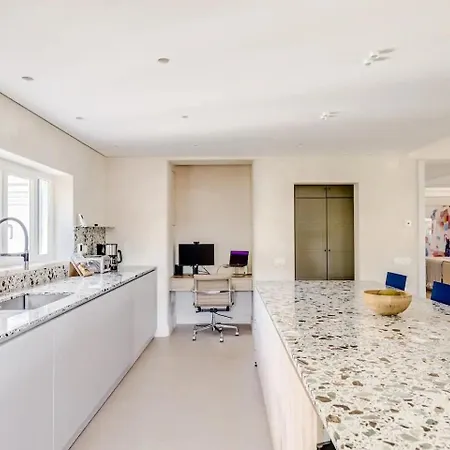 Villa Newly Renovated | By Airnest Charneca (Setubal)