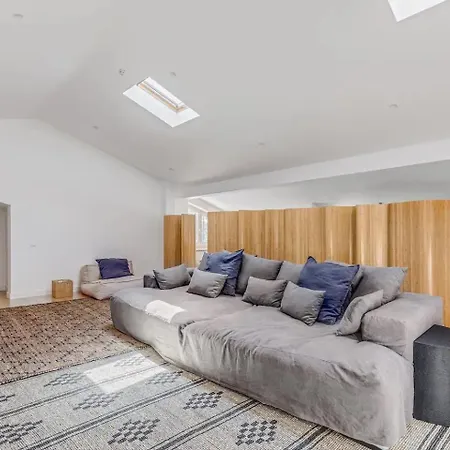 Villa Newly Renovated | By Airnest Charneca (Setubal)