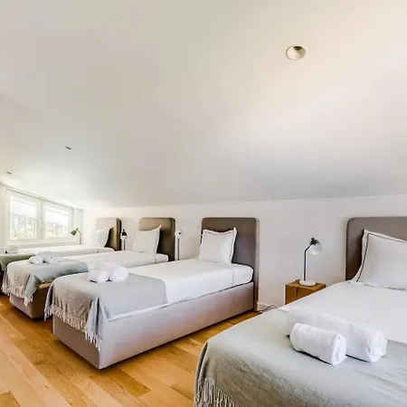 Newly Renovated | By Airnest Charneca (Setubal)